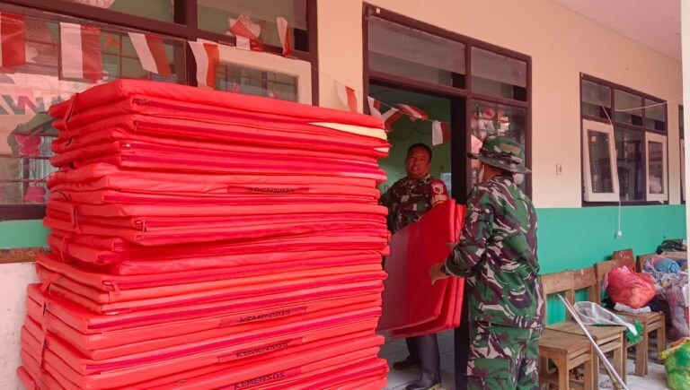 Bati Tuud Koramil Pronojiwo dan Satgas Bersihkan Ruang Kelas untuk Pulihkan Aktivitas Pengungsi