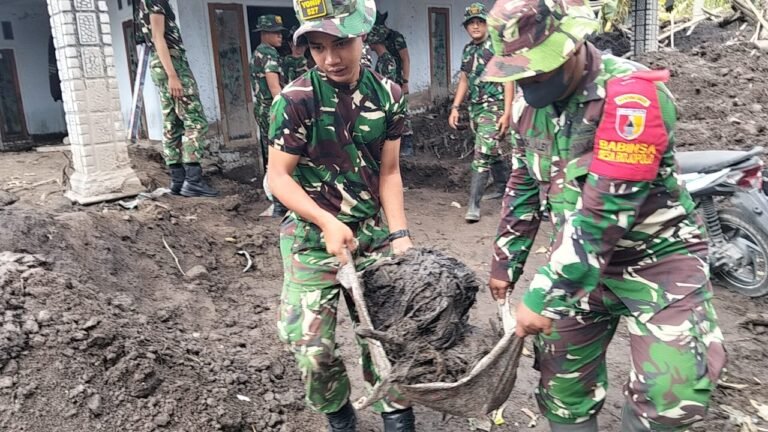 TNI Bergerak Cepat: Kodim 0821 Pacu Pembersihan Rumah Warga Terdampak Erupsi Semeru