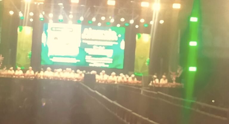 Alasrejo Bersholawat 2025 Dipadati 700 Jamaah, KHR Azaim Ibrahimy Ajak Warga Perkuat Akhlak