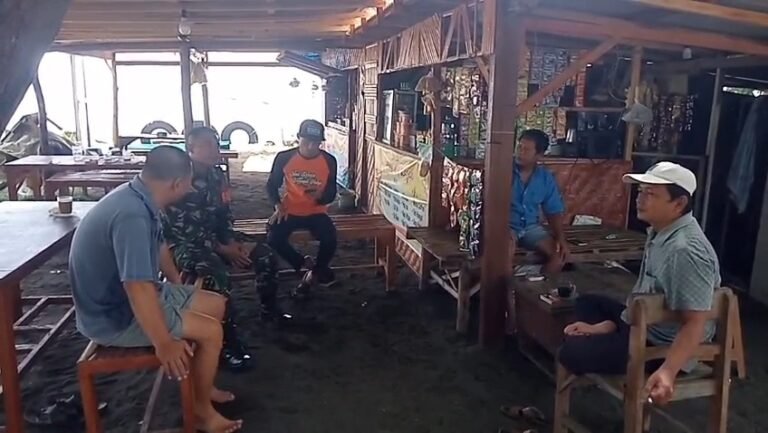 Babinsa Koramil 0825/15 Wongsorejo Jalin Silaturahmi Lewat Komsos di Desa Sumberkencono