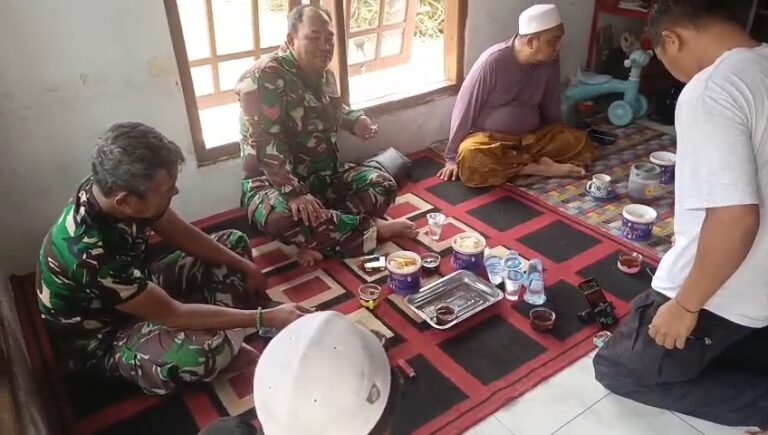 Babinsa Desa Bangsring Gelar Komsos Pererat Sinergi dengan Masyarakat