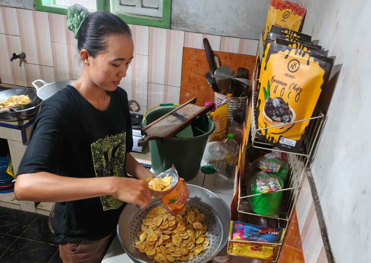 Di sudut Dusun Krajan 1 A, RT 03/RW 02, Desa Lebakharjo, tersimpan sebuah cerita sederhana namun penuh semangat. Adanya TMMD 126 Lebakharjo, usaha milik Pasutri (pasangan suami istri) ini laris manis