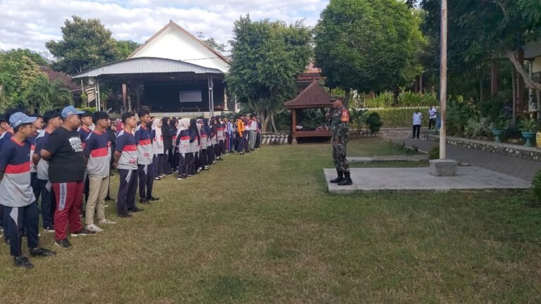 Babinsa Koramil 0825/15 Wongsorejo Latih PBB Siswa SMK Negeri Wongsorejo