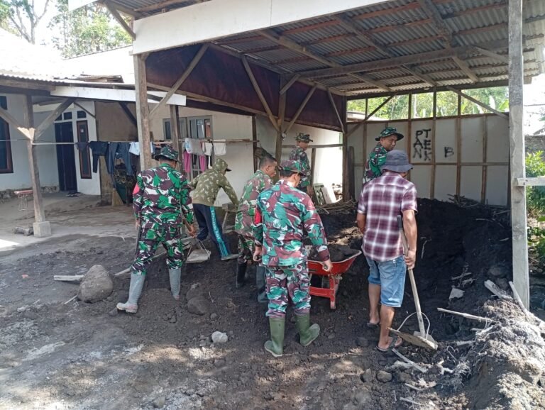 Anggota Kodim 0821 Lumajang Dipimpin Peltu M. Sholeh Bersihkan Material Vulkanik di Desa Supit Urang