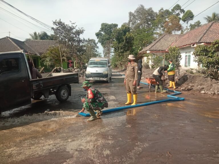 Personel Gabungan TNI, BPBD, dan Relawan Kerahkan Kekuatan Bersihkan Jalan Tertimbun Material Vulkanik Semeru