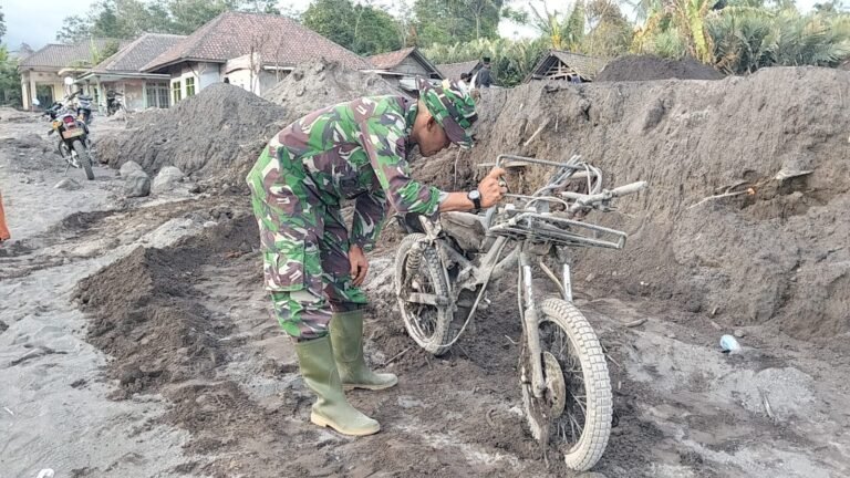 Personel Kodim 0821/Lumajang Intensifkan Pembersihan Lanjutan Material Pasir di Rumah Warga Terdampak Erupsi Semeru