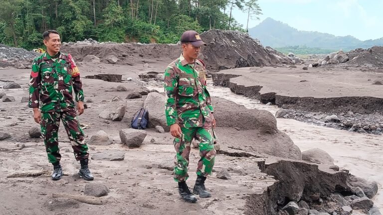 Personel Kodim 0821 Disiagakan di Jembatan Limpas Sumber Langsep untuk Pengamanan dan Bantu Aktivitas Warga
