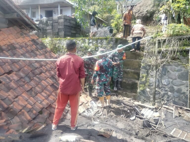Bahu-Membahu dengan Warga, Personel Kodim Lumajang Ringankan Dampak Lahar Dingin Semeru