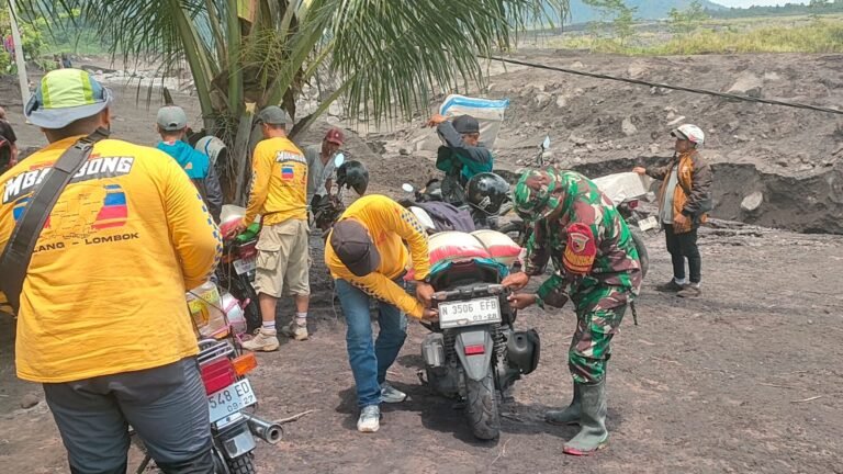 Babinsa Sumberwuluh dan Relawan Gerak Cepat Salurkan Logistik ke Warga Terdampak Lahar Dingin Semeru
