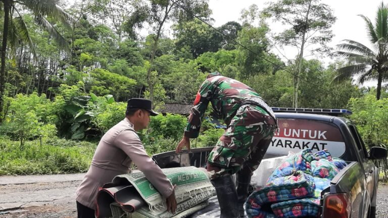 Sinergi TNI–Polri Bantu Evakuasi Aset Warga Sumberlangsep ke Zona Aman