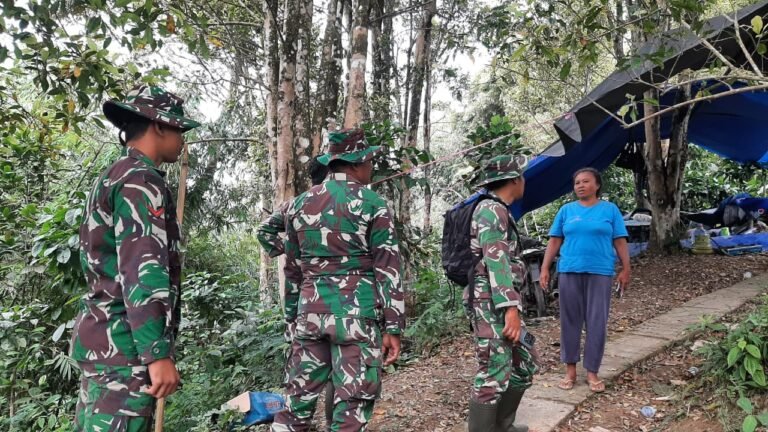 Sentuhan Humanis di Pengungsian, Babinsa Candipuro Bangkitkan Moral Warga Terdampak Lahar Semeru