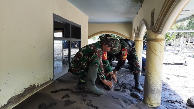 Personel Koramil Tekung Lakukan Pengecekan dan Pembersihan Rumah Warga Terdampak Lahar Dingin Semeru