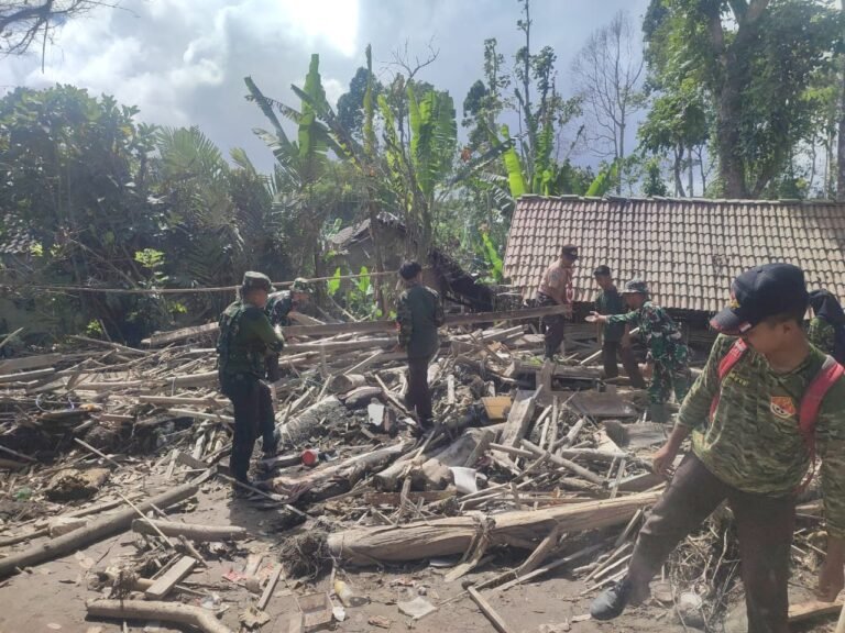 Gandeng Saka Wira Pramuka, Personel TNI Lumajang Bersihkan Puing Rumah Warga Terdampak Lahar Dingin Semeru