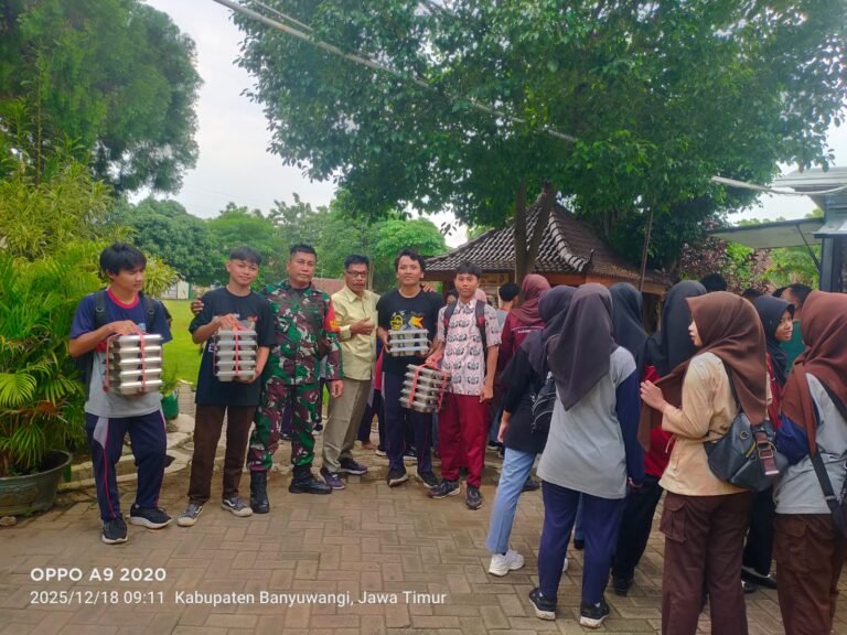 1.180 Siswa di Wongsorejo Nikmati Menu Bergizi Gratis, Rolade Ayam hingga Jeruk Jadi Andalan