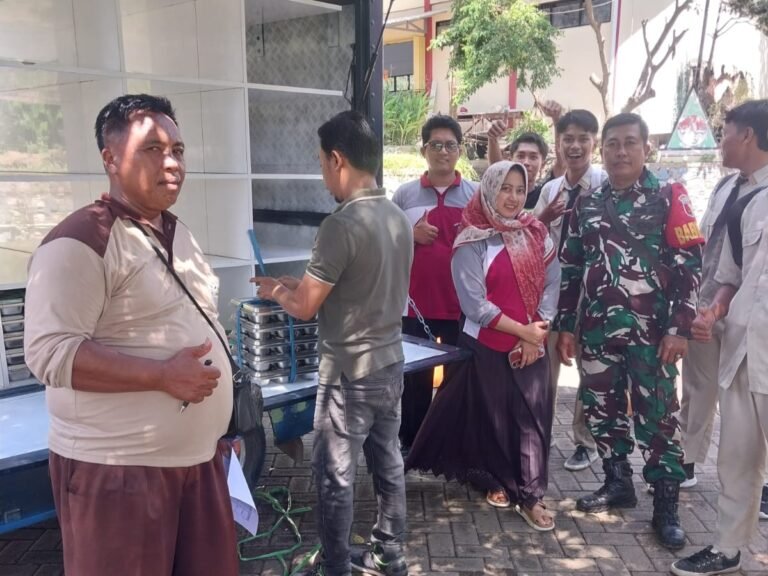 Menu Ayam Kentaki hingga Anggur, 1.180 Siswa di Wongsorejo Terima Makan Bergizi Gratis dari SPPG Alasrejo