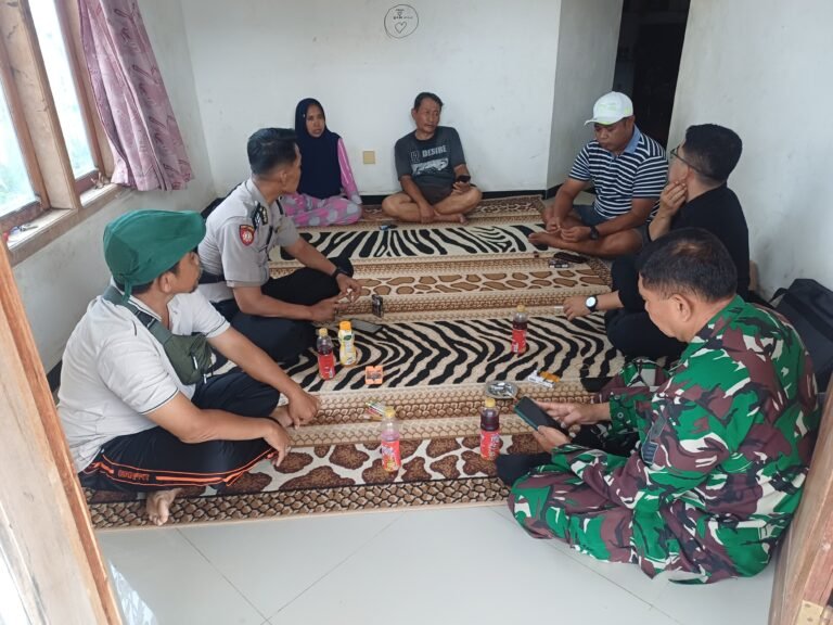 Babinsa Koramil 0825/15 Wongsorejo Laksanakan Komsos Bersama Aparat Desa