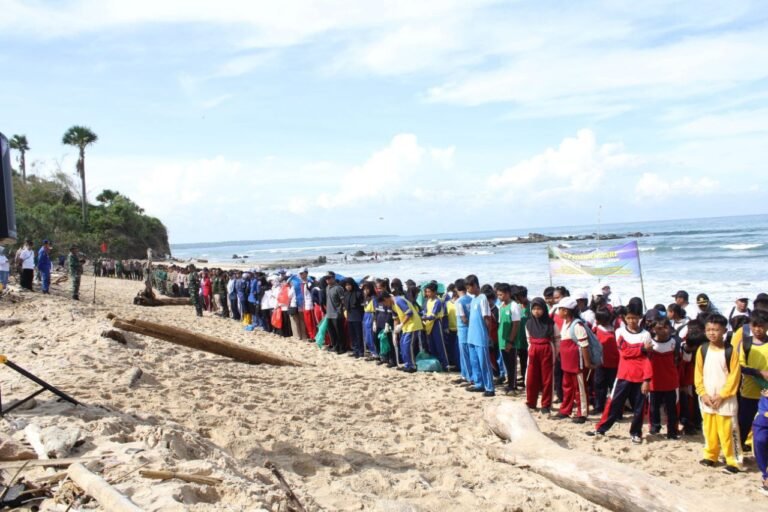Kodim 0825 Banyuwangi Bersihkan Pantai Pancur Alas Purwo Lewat Gerakan “ASRI”