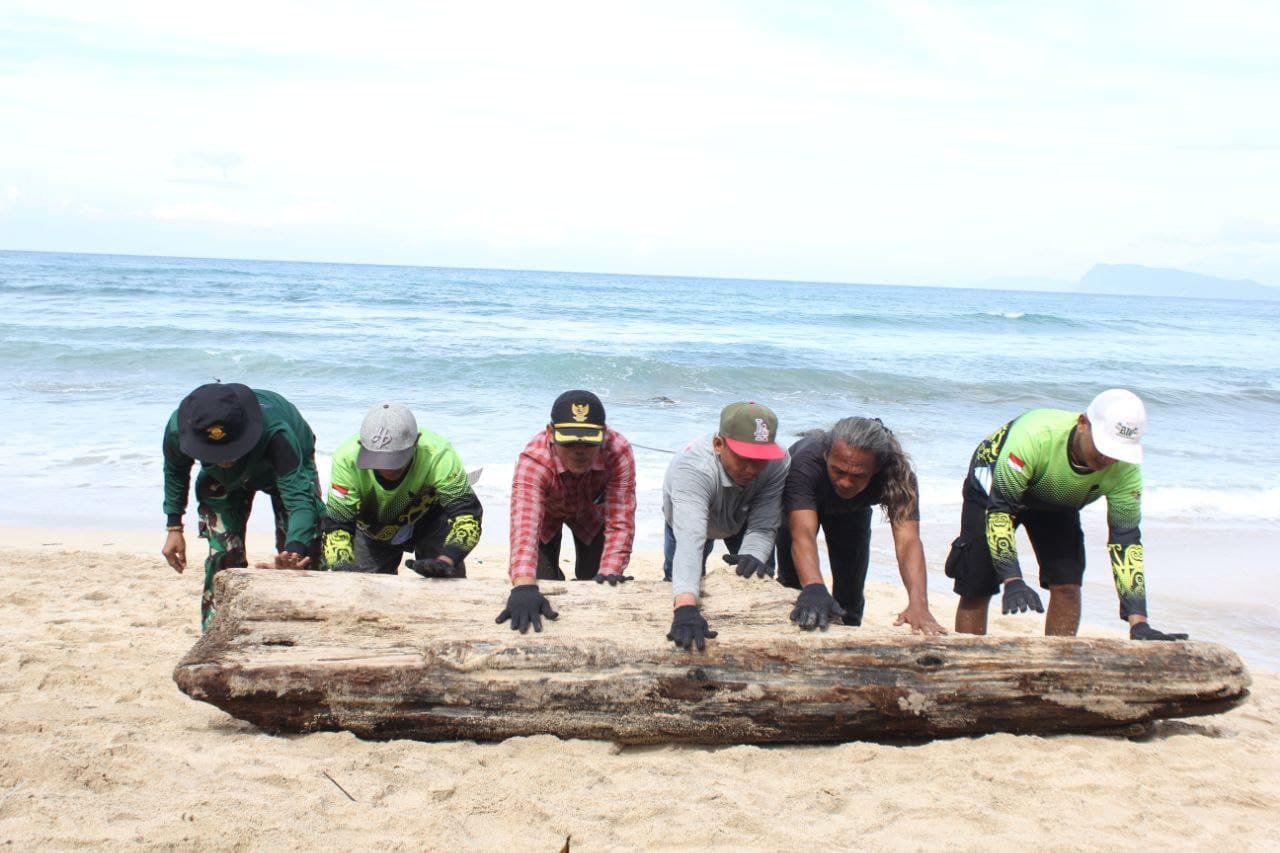 Sentuhan Tangan Rakyat dan TNI Pulihkan Wajah Pantai Pancur