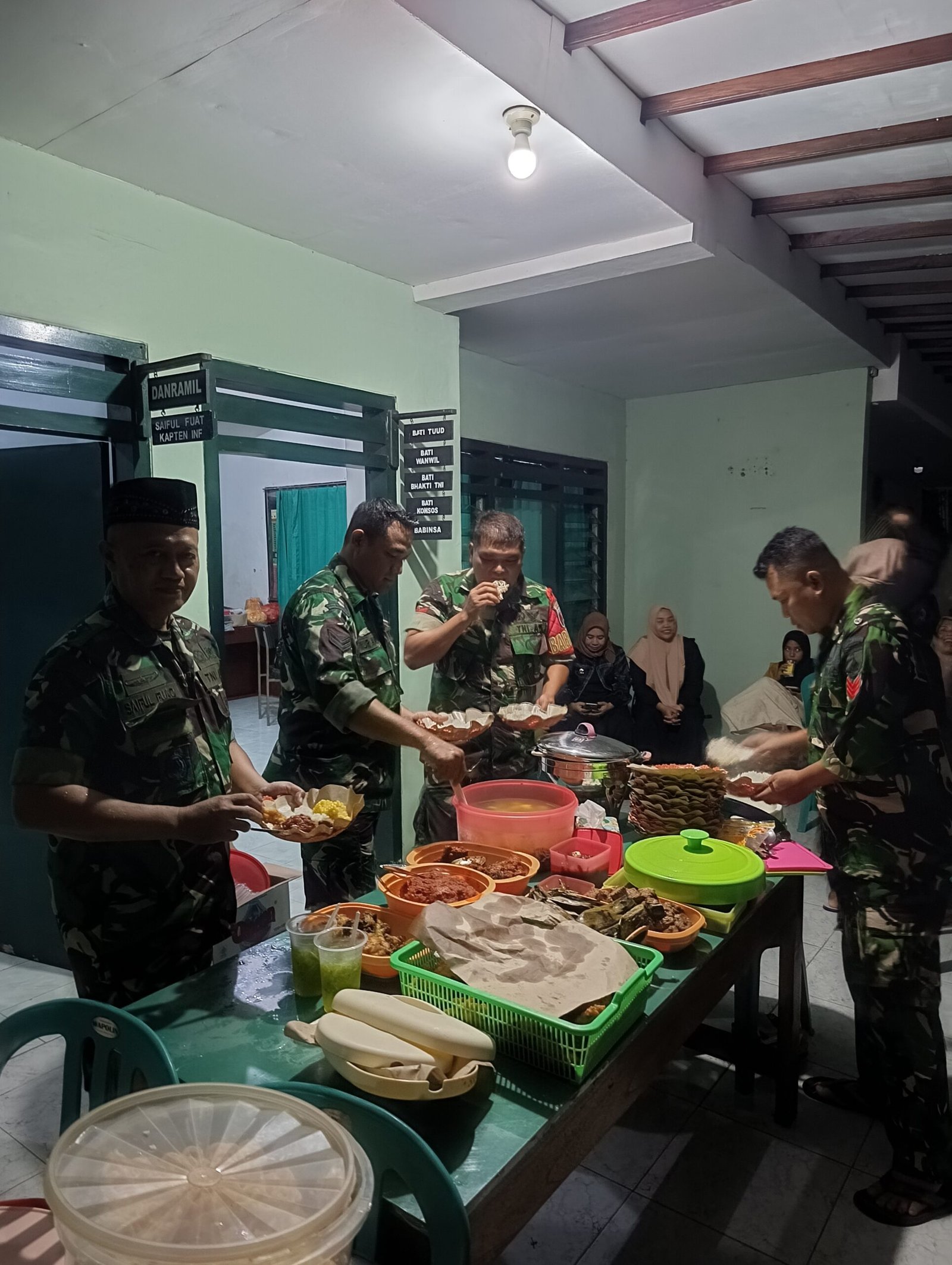 Koramil 0825/15 Wongsorejo Melaksanakan Buka Bersama di Makoramil