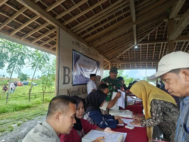 650 Warga Sidodadi Terima Sertifikat PTSL Tahap II, Babinsa Turut Kawal Penyerahan di Lapangan Bima Sakti