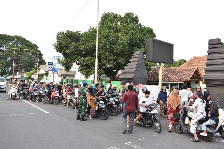 Ramadan Penuh Berkah, Persit Kodim 0825/Banyuwangi Tebar Kepedulian Lewat Aksi Berbagi Takjil
