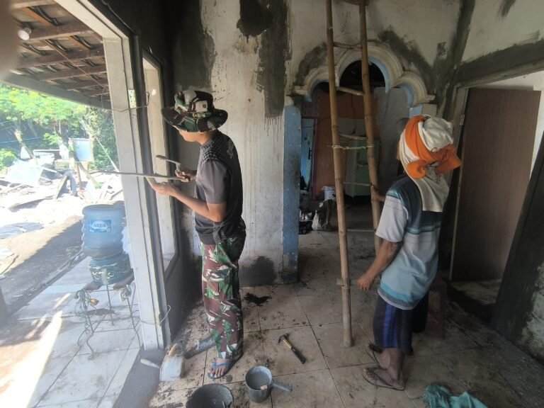 Mata Berkaca di Teras Baru: Muklis Sambut Rumah Impian dari Satgas TMMD
