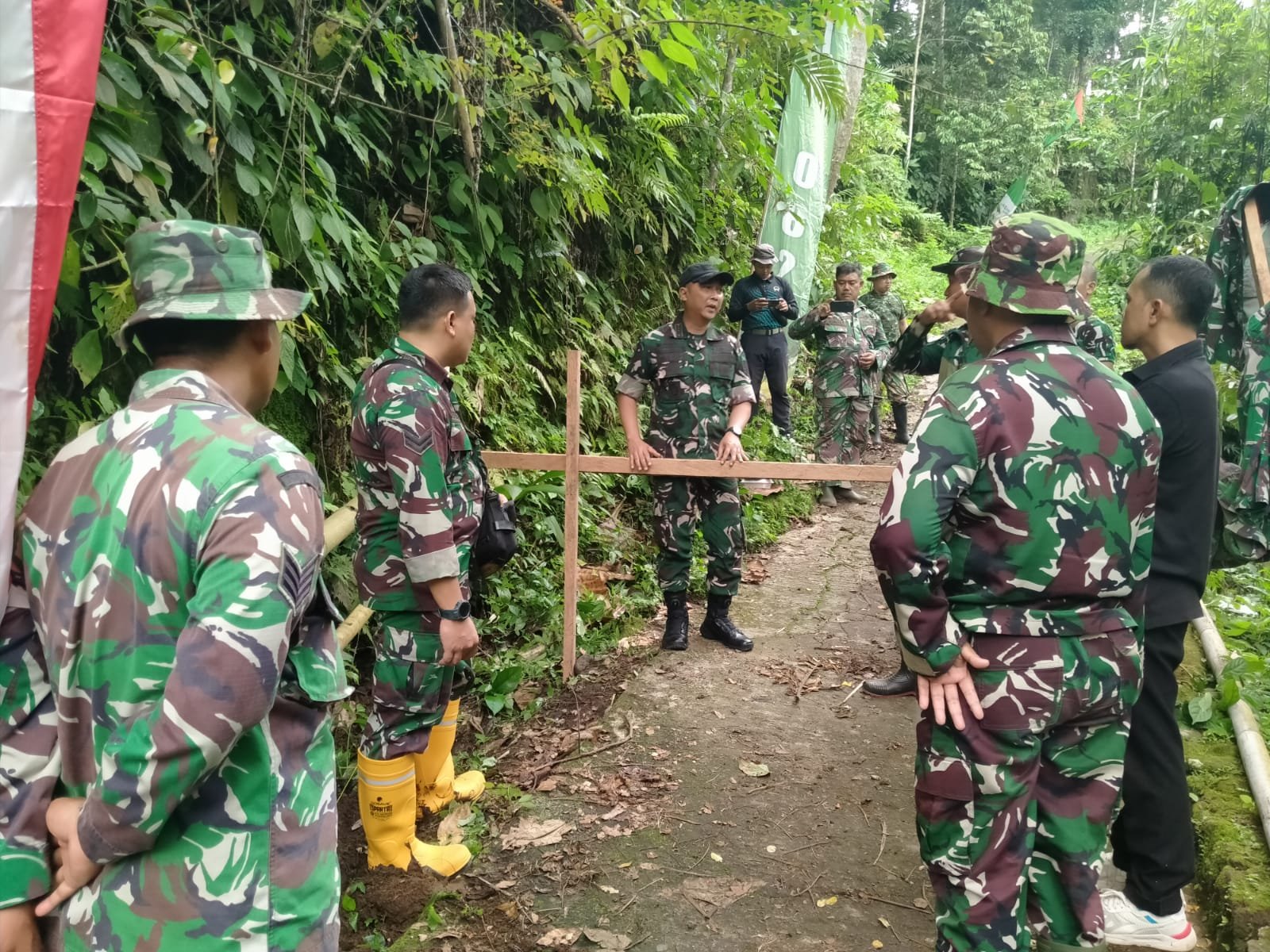 TNI Perkuat Kehadiran di Pelosok: Letkol Tryadi Pimpin Tasyakuran Pembangunan Jembatan Garuda Tahap III, Warga Songgon Sambut dengan Haru