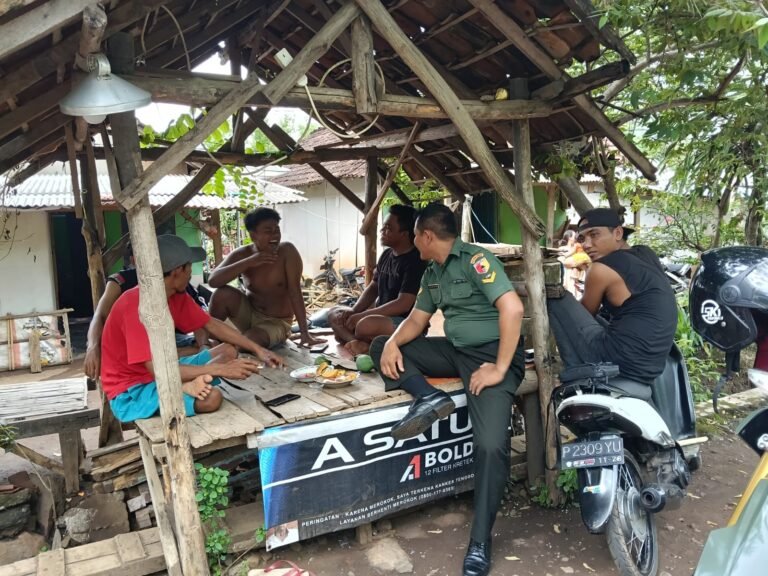 Babinsa Desa Sumberkencono Koramil 0825/15 Wongsorejo Laksanakan Giat Komsos Bersama Komponen Masyarakat