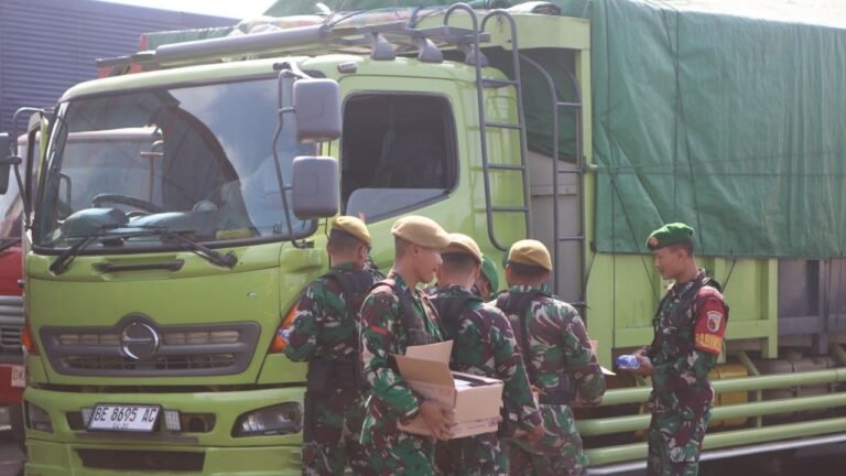 Jumat Penuh Kepedulian di Ketapang: Aksi Sunyi Prajurit Kodim 0825 Banyuwangi Menghangatkan Hati Sopir Truk dengan Berbagi Makanan dan Minuman