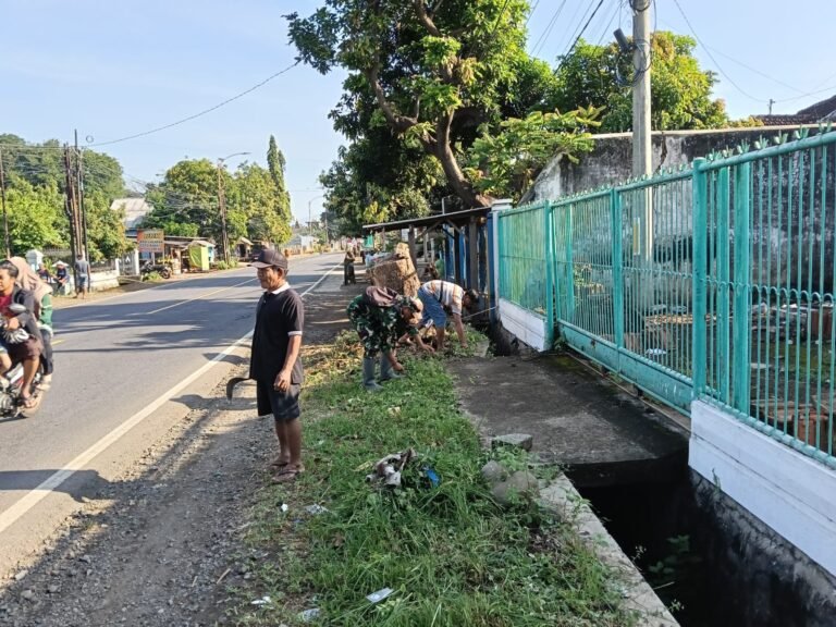 Aksi Jumat Bersih di Wongsorejo: Babinsa dan Warga Gotong Royong Percantik Jalur Situbondo–Banyuwangi