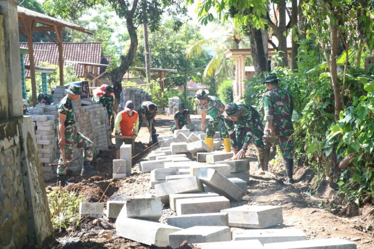 Semangat Anggota Kodim 0820/Probolinggo di Hari Pertama TMMD ke-128, Pemasangan Paving di Desa Brabe Dapat Apresiasi Warga Probolinggo