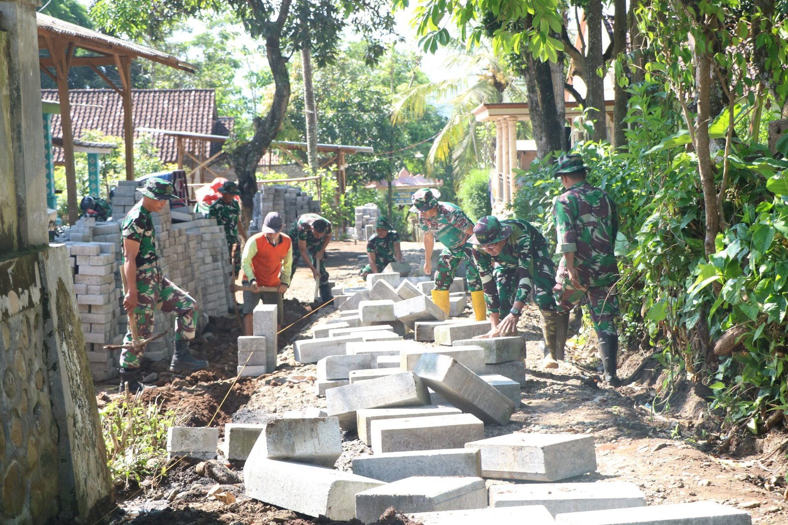 Semangat Anggota Kodim 0820/Probolinggo di Hari Pertama TMMD ke-128, Pemasangan Paving di Desa Brabe Dapat Apresiasi Warga Probolinggo