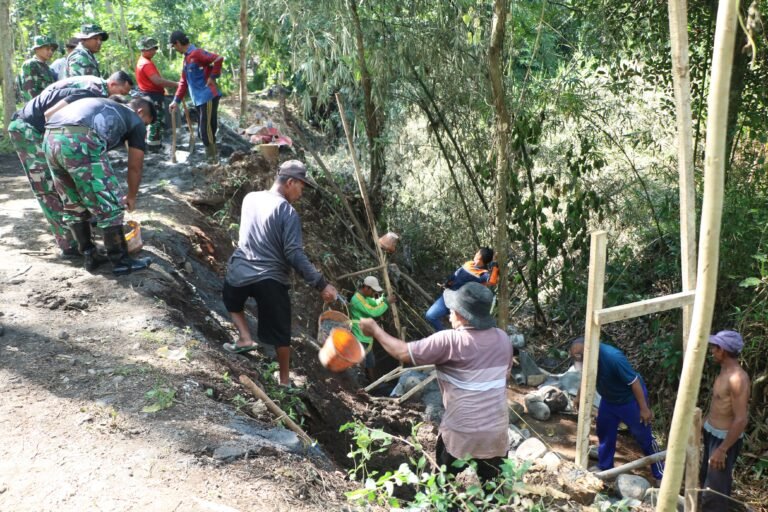 Sinergi TNI Bangun Tanggul Penahan Tanah TPT, Hari Pertama TMMD ke-128 di Desa Brabe Dimulai Probolinggo. 