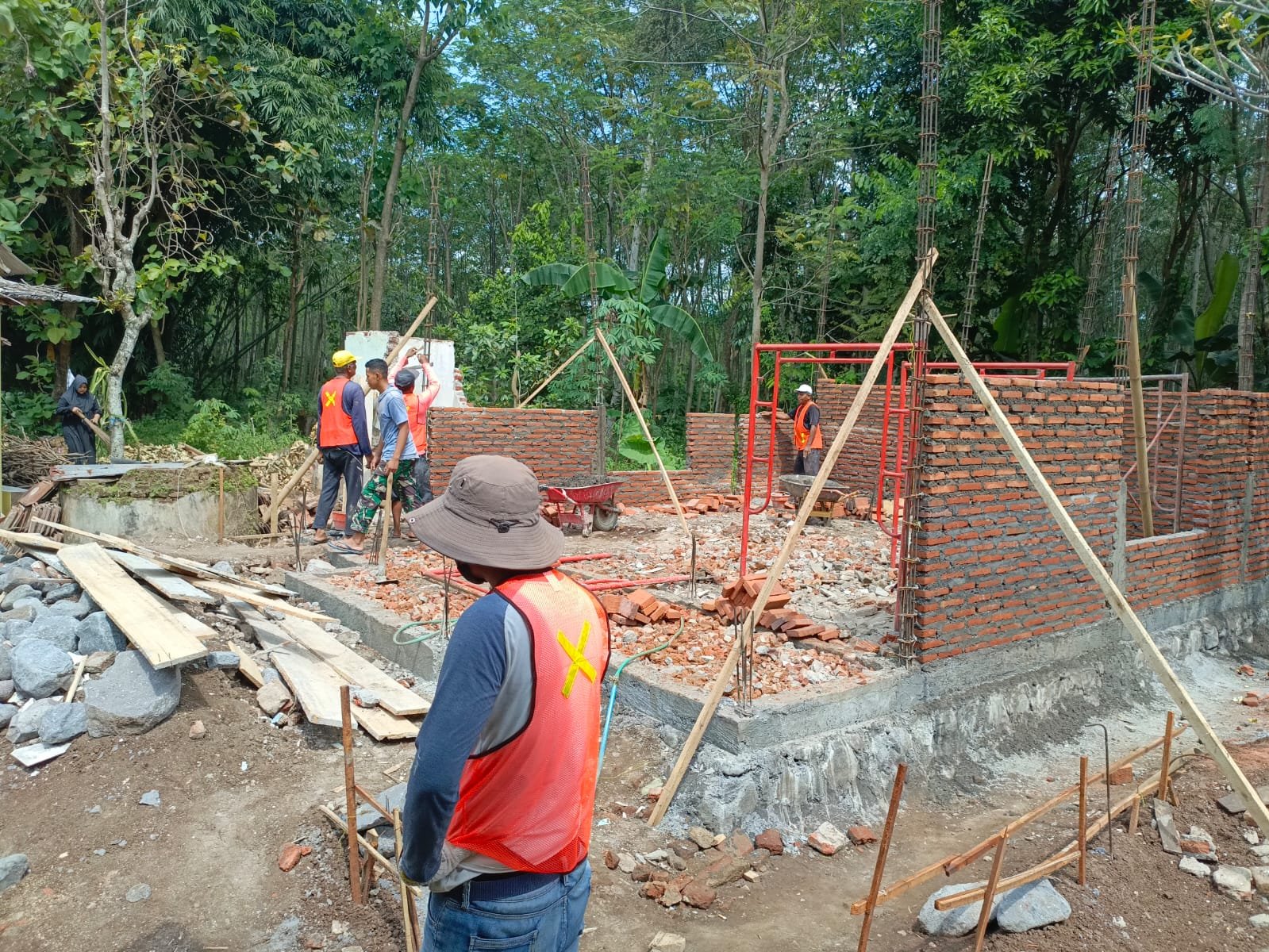 Pembangunan Musholla Baithurrohim Jadi Sasaran TMMD ke-128 Kodim 0820/Probolinggo. 