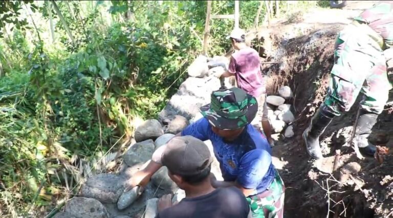 TMMD ke 128 Terus Kebut Pembangunan Tanggul Penahan Tanah (TPT) di Desa Brabe Antisipasi Longsor dan Abrasi Jalan. 