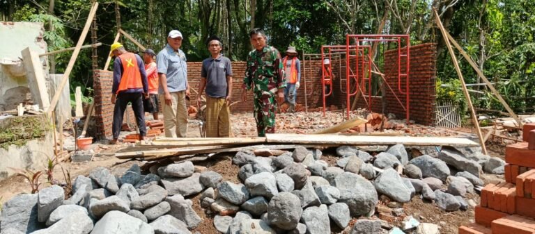 Satgas TMMD ke-128 Kodim 0820 Probolinggo Kebut Pembangunan Mushola Baithurrohim di Desa Brabe