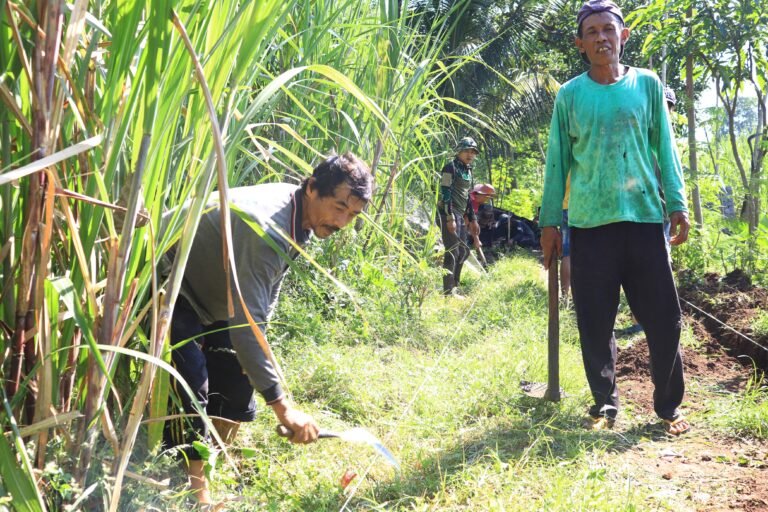 Medan Sulit Tak Surutkan Semangat, Satgas TMMD ke-128 Bangun Jalan Paving di Dusun Klagin