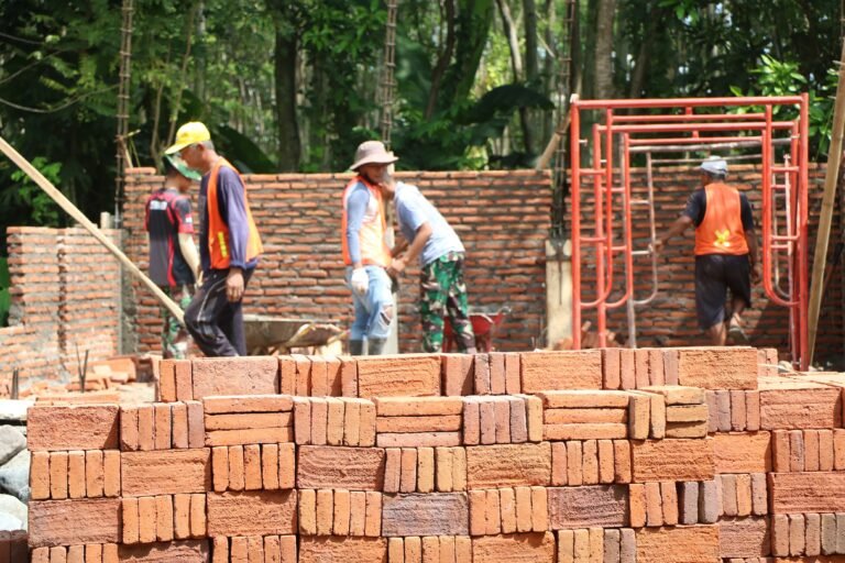 Rehab Mushola Baiturrohim Jadi Sasaran Fisik TMMD ke-128 Kodim 0820 Probolinggo memasuki tahap pemasangan baru bata merah
