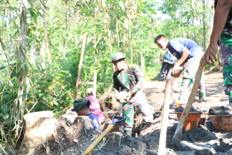 Medan Sulit Tak Surutkan Semangat Satgas TMMD ke-128 Bangun Tanggul Penahan Tanah di Desa Brabe