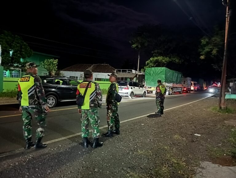 Personil Koramil 0825/15 Wongsorejo Laksanakan Patroli Bantu Kelancaran Lalu Lintas Jalur Banyuwangi–Situbondo