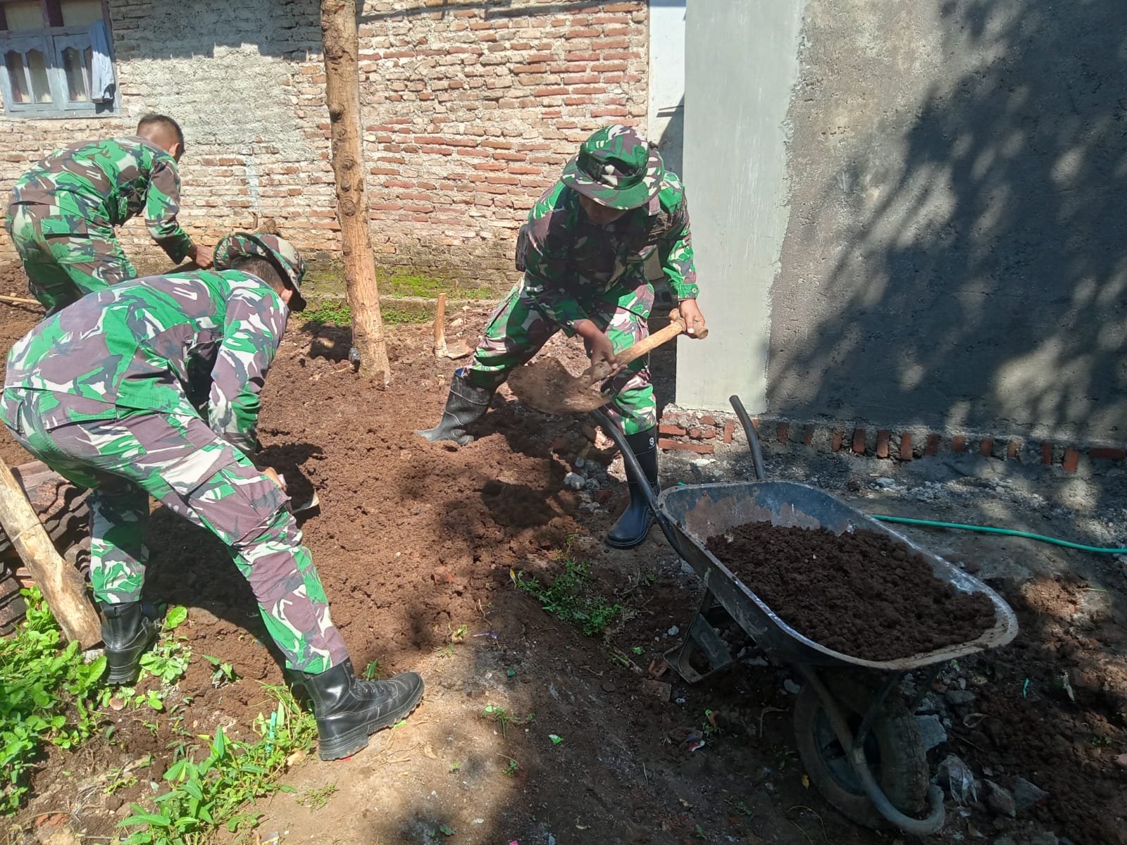 Kolaborasi Nyata, Satgas TMMD ke-128 Kodim 0820 Probolinggo Bangun RTLH Bersama Rakyat.