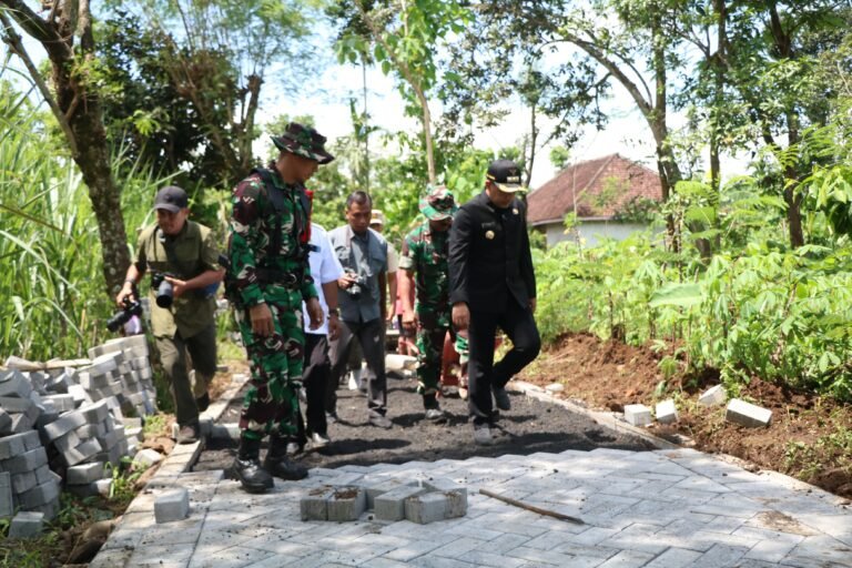 TMMD ke-128 Kodim 0820/Probolinggo Dapat Perhatian Khusus Dandim, Pemasangan Paving Dikebut.