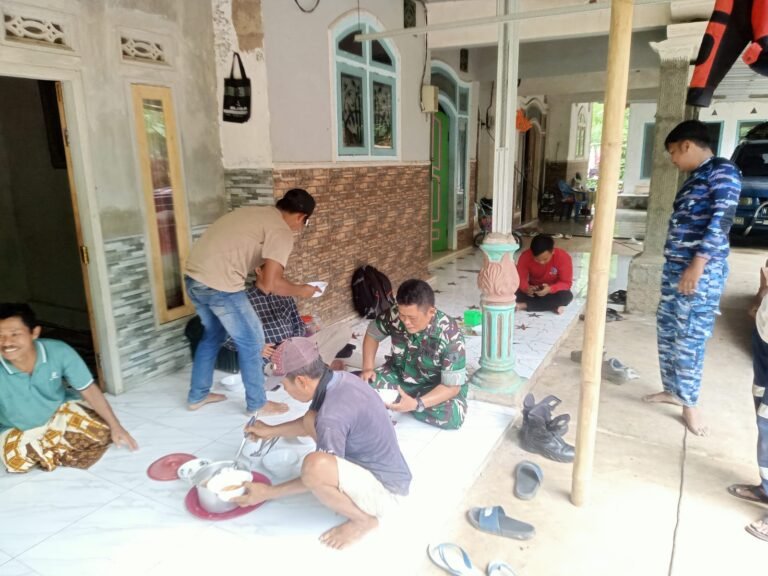 Hangatnya Kebersamaan TMMD di Probolinggo, Satgas dan Warga Brabe Nikmati Kolak Saat Istirahat