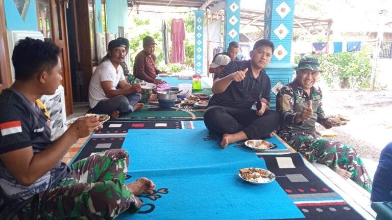 Kebersamaan Satgas TMMD Ke-128 dan Warga Dusun Klagin Desa Brabe Lewat Makan Siang