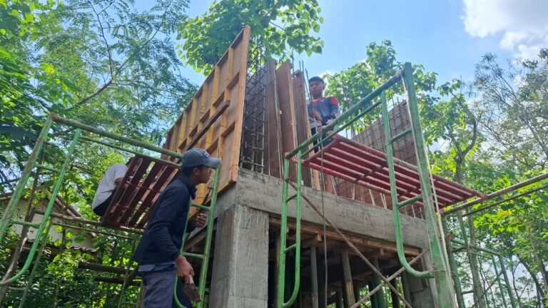 Pembangunan Tandon Air SPAM Program TMMD Ke-128 Kodim 0820/Probolinggo, Proses Pengecoran Dinding Tandon Air Dimulai