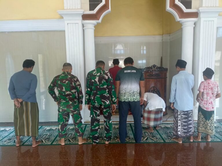 Tingkatkan Kemanunggalan, Satgas TMMD Ke-128 Sholat Asar Berjamaah Bersama Warga Desa Brabe