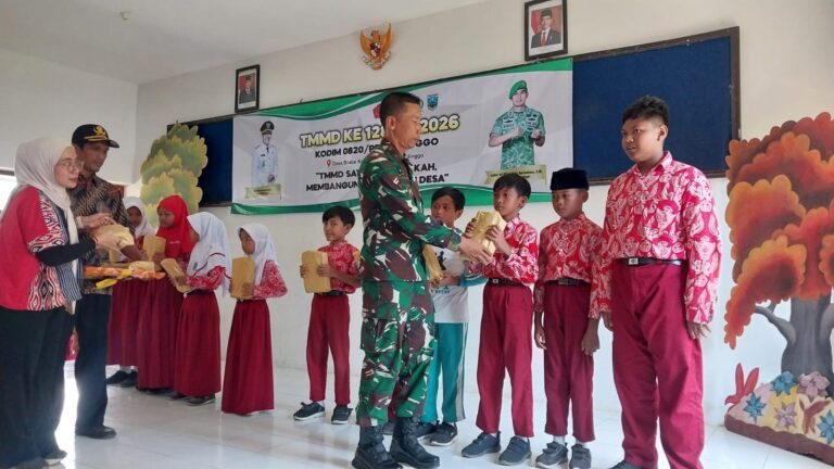 Pembagian ATS TMMD Ke-128, Dukung Semangat Belajar Siswa di Maron Wetan