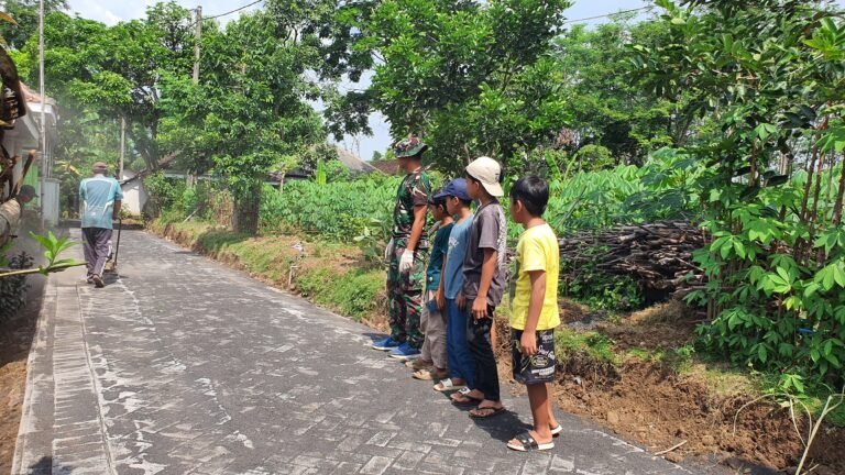 Anak-Anak Antusias Saksikan Pemasangan Paving TMMD Ke-128 di Desa Brabe
