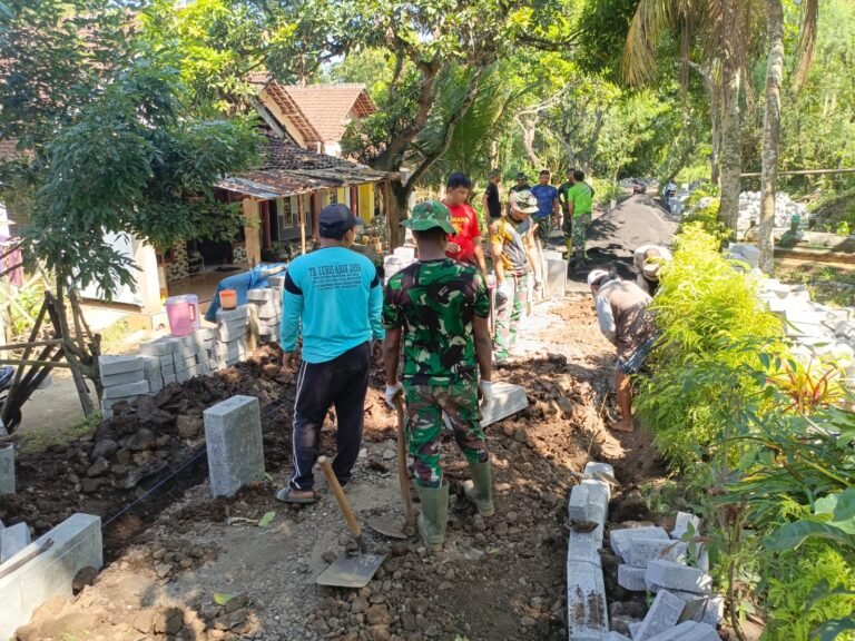 Menunju 500 meter, Satgas TMMD Ke-128 Tetap Semangat melakukan Pemasangan Bekisting 