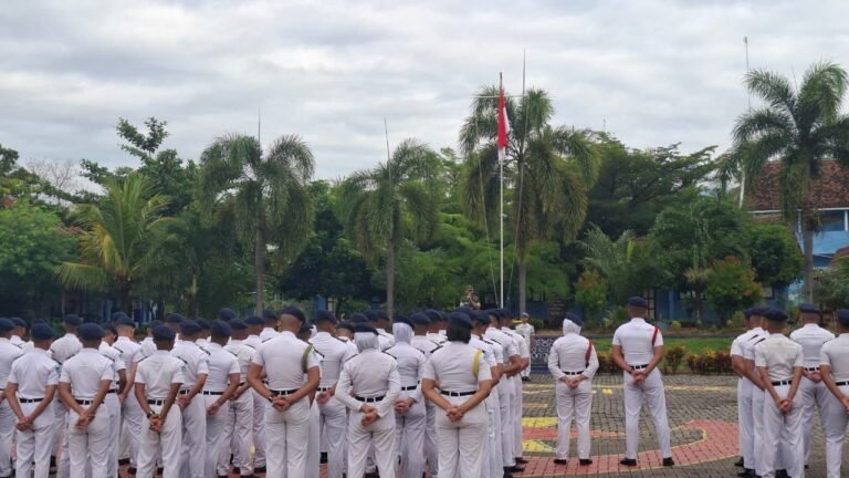 Bati Tuud Koramil Kalipuro Bekali Siswa SMKN 1 Kalipuro dengan Wawasan Kebangsaan Anti-Radikalisme